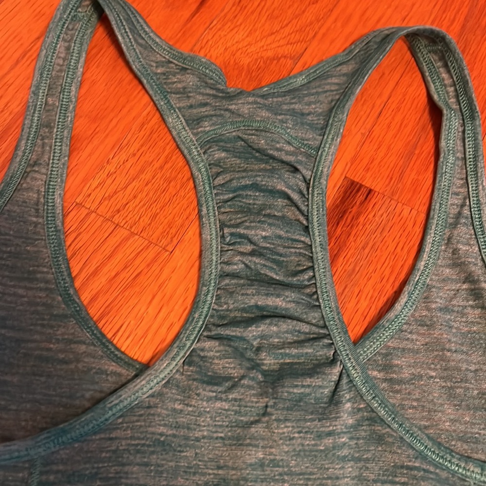 Lululemon tank 6 - Picture 4 of 4